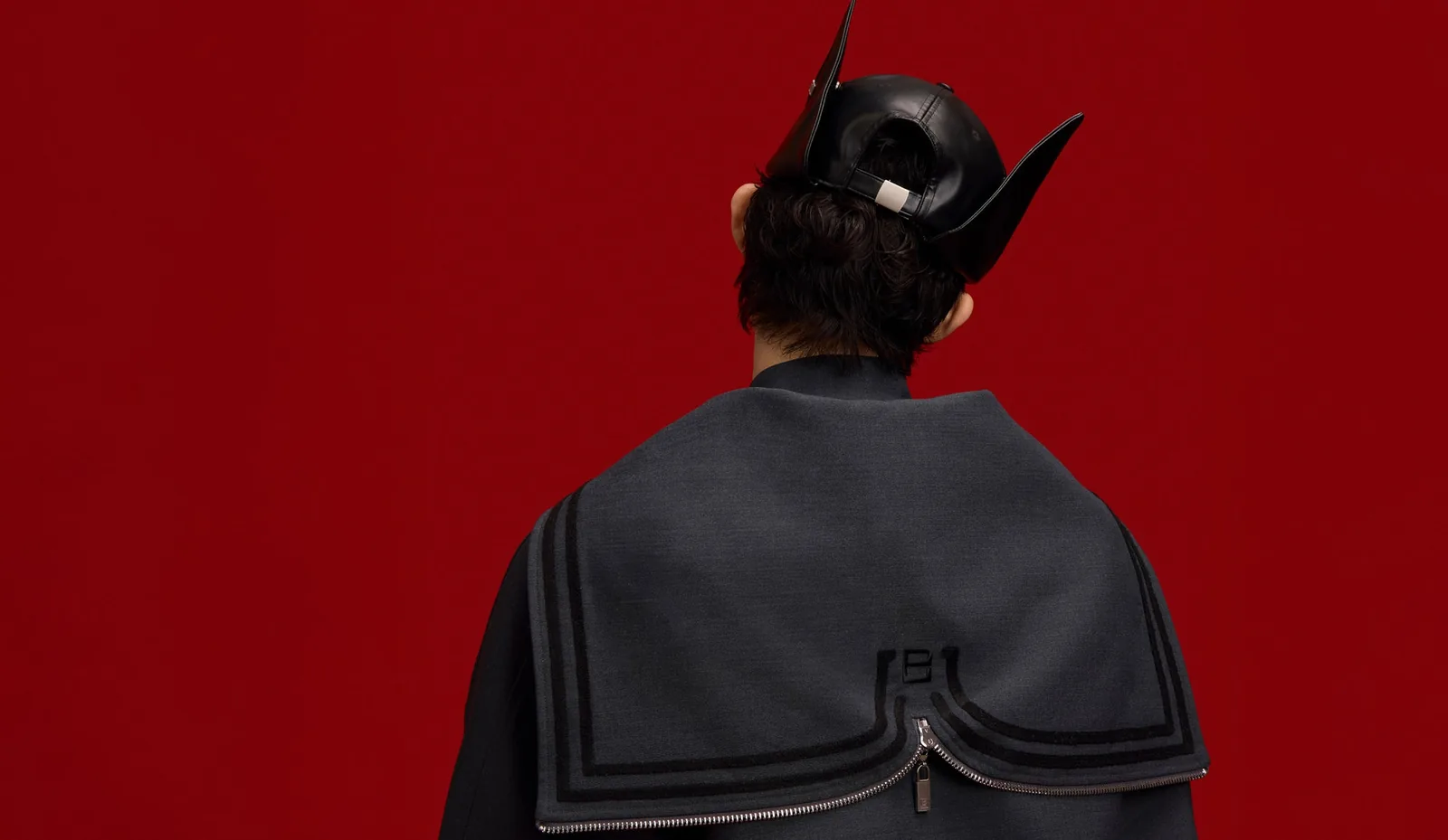 Campanha FW26 da Pièces Uniques em fundo vermelho